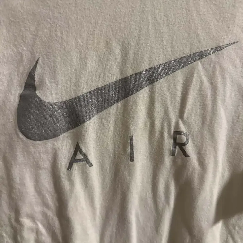 Nike Men's Swoosh Air Metallic Graphic T-Shirt White/Silver